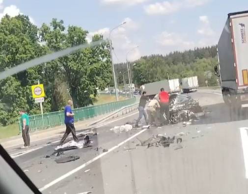 На брянской трассе произошло жуткое ДТП с фурой и легковушкой