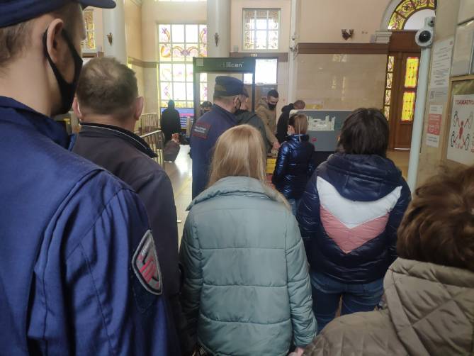 В Брянске собрались очереди у входа на железнодорожный вокзал