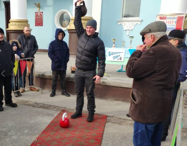 В Брянске отпраздновать Масленицу вышли тысячи жителей Бежицы
