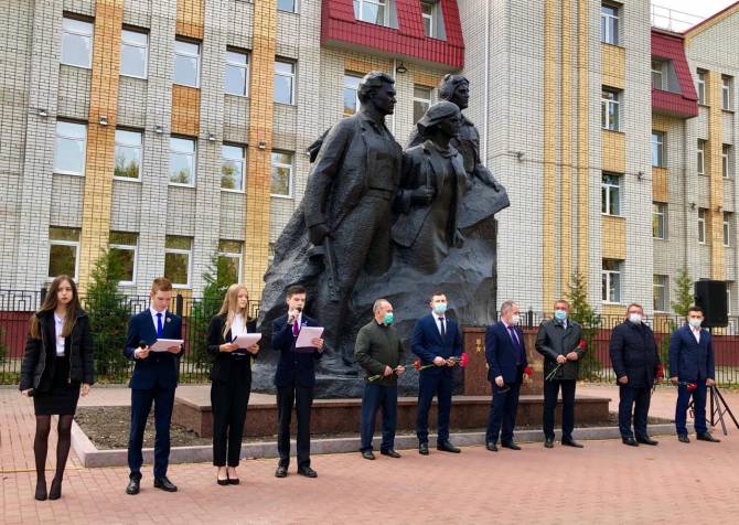 В Брянске возле лицея №27 открыли обновленный памятник Трем Героям