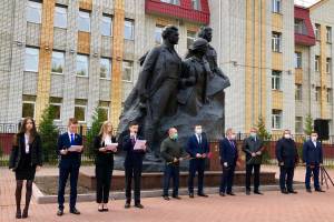 В Брянске возле лицея №27 открыли обновленный памятник Трем Героям
