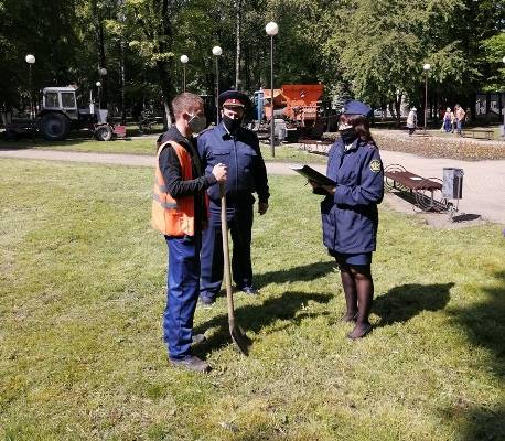 В Брянске осужденные убирают улицы и парки