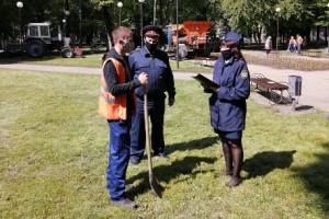 В Брянске осужденные убирают улицы и парки