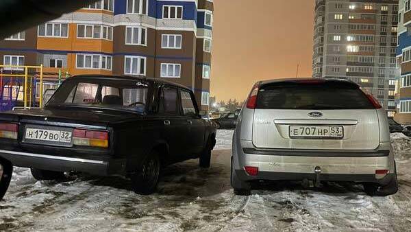 В Брянске сняли на фото двух нагло припарковавшихся «принцесс»