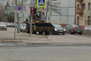 В Брянске начали заделывать ямы на улице Никитина