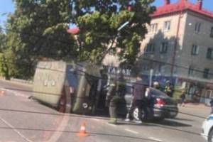 В Брянске на проспекте Московском легковушка опрокинула «УАЗ-буханку»