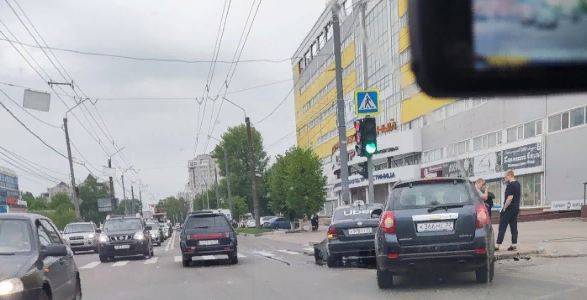 В Брянске водитель такси Uber устроил ДТП возле «Мельницы»