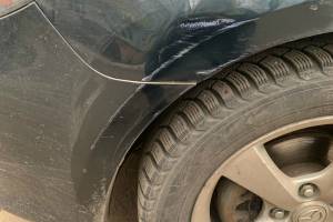 В Брянске водитель повредил припаркованную Мазду и скрылся