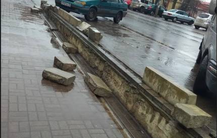 Жители Новозыбкова пожаловались на падающие бордюры
