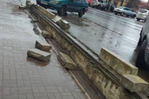 Жители Новозыбкова пожаловались на падающие бордюры