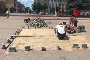 В Брянске на площади Ленина началась замена плитки
