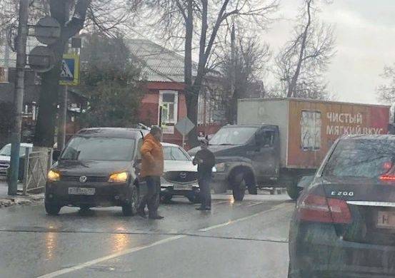 В Брянске на перекрестке улиц Фокина и Луначарского не поделили дорогу фургон и легковушка
