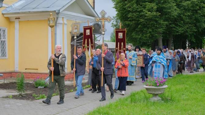 В карачевском женском монастыре день памяти иконы Божией Матери отметили крестным ходом