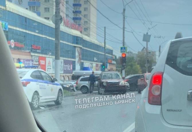 В Брянске возле ТРЦ «Мельница» произошло серьёзное ДТП