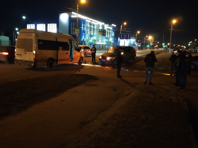 В Брянске на Новостройке столкнулись маршрутка №59 и Volvo