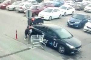 В Брянске продуктовая тележка повредила такси возле «Аэропарка»