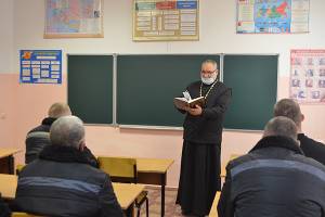 В брянской колонии священник научил зэков толерантности