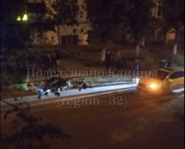 В Клинцах на проспекте Ленина такси Uber сбило мотоциклиста