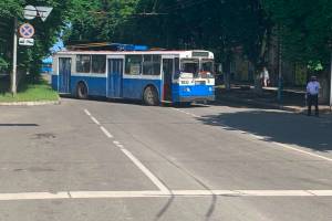В центре Брянска троллейбусами перекрыли дороги