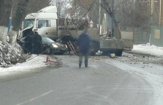 В Брянске в крупном ДТП на Калинина пострадали водитель и пассажир Nissan