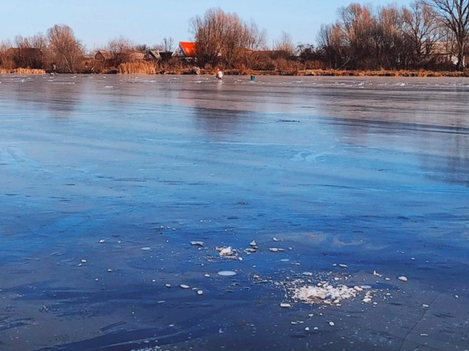 Безбашенные брянские рыбаки рискуют жизнью на тонком льду