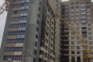 В Брянске на строящуюся многоэтажку рухнул кран