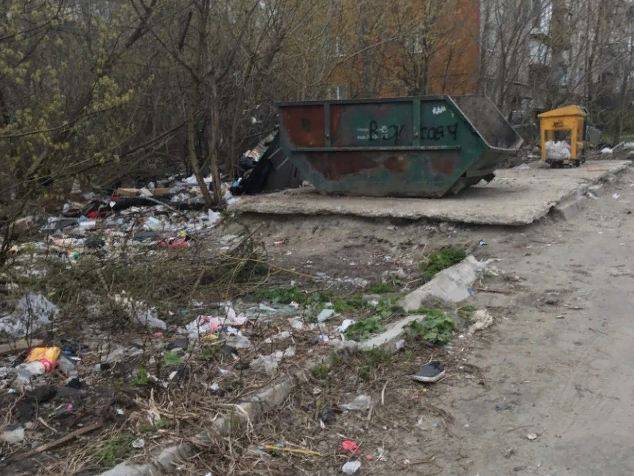 В Брянске горы мусора перекрыли путь к детсаду «Родничок»