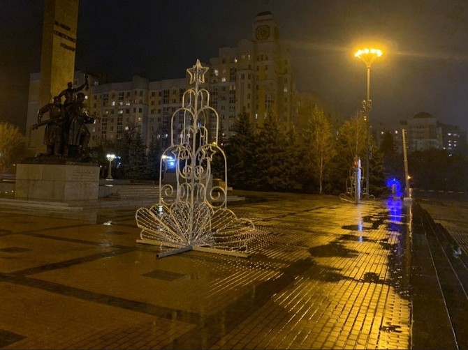В Брянске на Площади Партизан установили елки-фонтаны