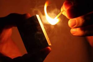 В Брянске пьяный мужчина уронил непотушенный окурок сигареты и заживо сжёг тёщу