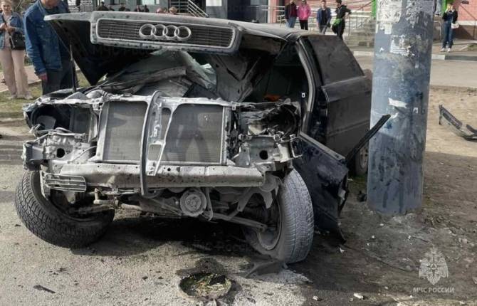 В Брянске 19-летний водитель Audi насмерть сбил на остановке девушку и врезался в столб