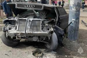В Брянске 19-летний водитель Audi насмерть сбил на остановке девушку и врезался в столб