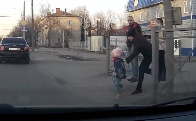 В Брянске ребенок выскочил на дорогу и едва не попал под колеса