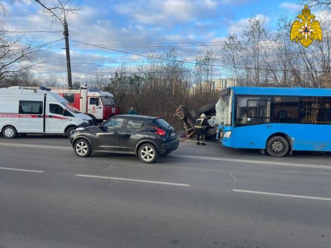 В Брянске ДТП с автобусом и трактором обошлось без пострадавших