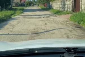 Брянцы пожаловались на разбитую дорогу на улице Деповской