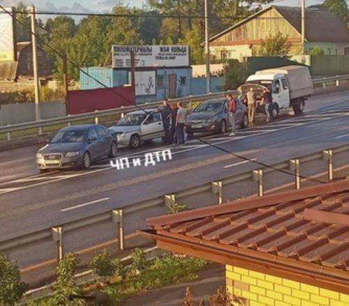 В Брянском районе в ДТП попали три легковушки и грузовик