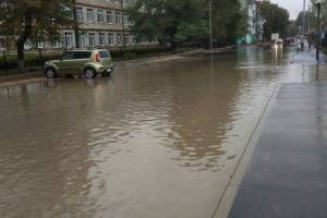 В Брянск на улице Клинцовской затопило дорогу перед школой №17