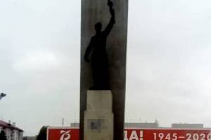 В Брянске вандалы изуродовали памятник на площади Партизан