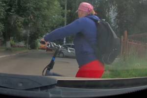В Брянске дама на велосипеде протаранила автомобиль и скрылась с места ДТП