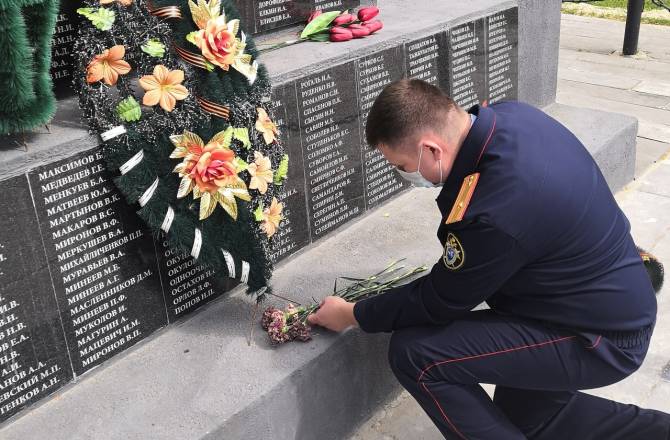 Брянские следователи почтили память погибших под Карачевом советских воинов