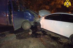 В Брянске столкнулись легковушка и микроавтобус: есть раненые