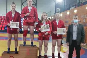 Брянские самбистки завоевали 4 золота на чемпионате ЦФО