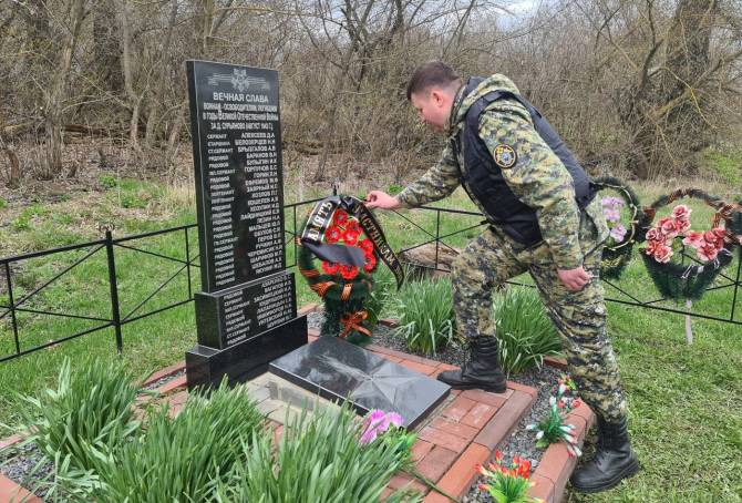 Брянские следователи почтили память погибших в деревне Сурьяново