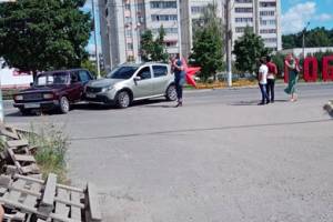 В Брянске на улице Мичурина столкнулись две легковушки