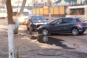 В Брянске у Бежицкого рынка столкнувшиеся легковушки снесли столб