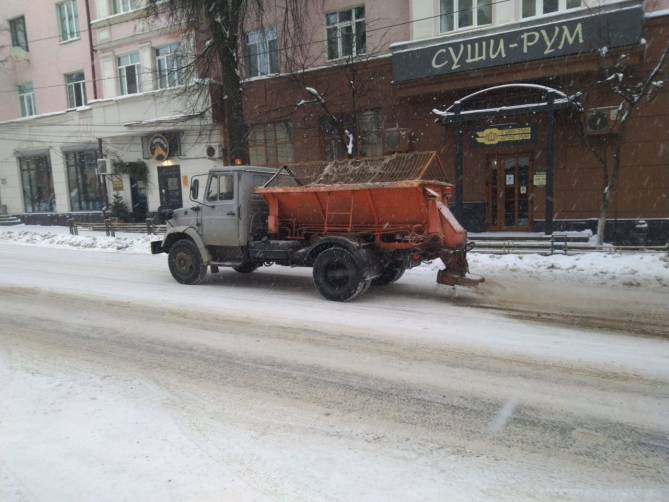 В Брянске на борьбу со снегом вышли 23 машины и 11 тракторов