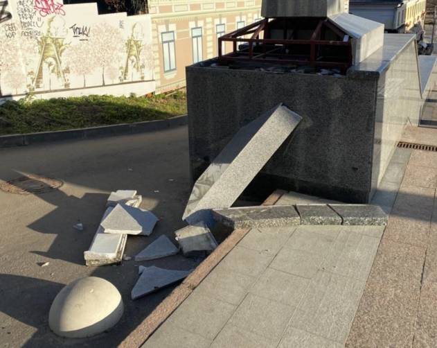 В Брянске водитель «Газели» разбил колонну на лестнице к Набережной