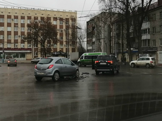 В Брянске на кольце Полтинника столкнулись две легковушки