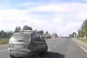 На брянской трассе бдительный водитель чудом не попал в ДТП