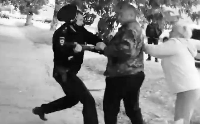 В Брянске вооружённый мужчина устроил драку с полицейским