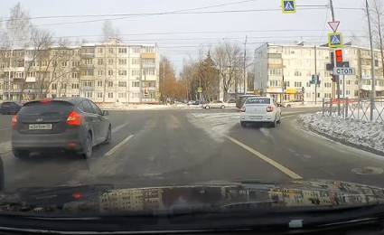 В Брянске водитель такси Uber пролетел на красный